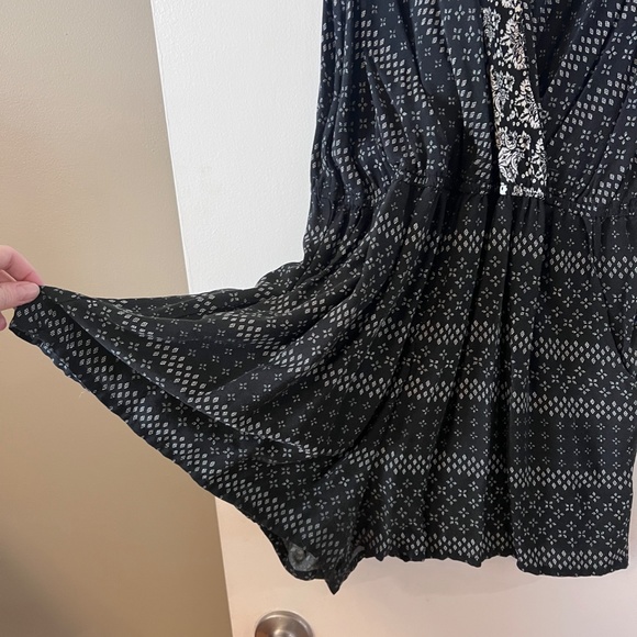 Mossimo Black & White V-Neck Romper Size XL - Picture 2 of 5